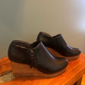 Women's size 8.5 Black Wedge Ankle Boots EUC